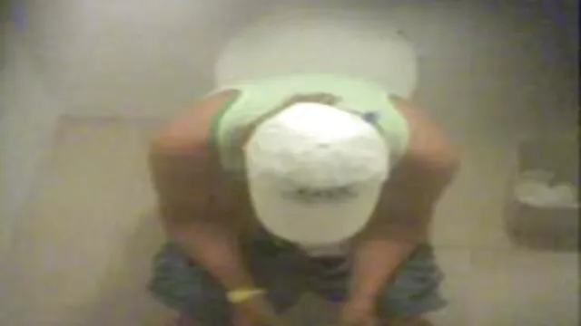 Young amateur couple try their hand at porno dans une douche home hardcore