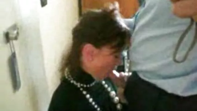 Sensual mature video douche de sperme brunette eagerly fucks in her shaved pussy