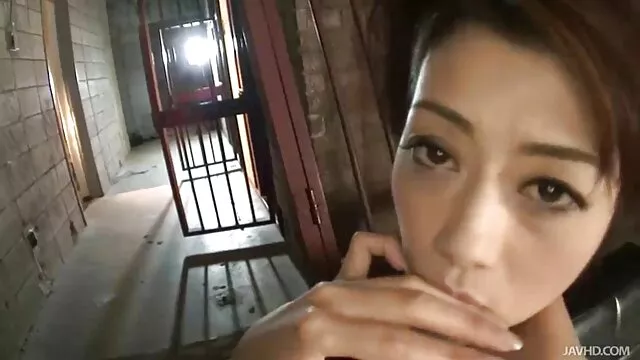 Horny young bitch tukif dans la douche with glasses jerks off a guy's dick with her hands