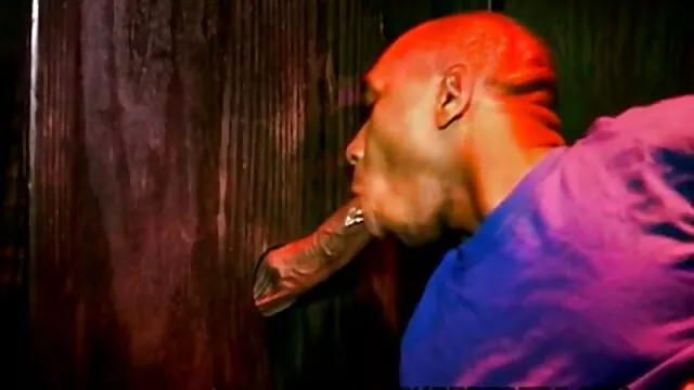 Young blonde sucks dick and fucks with a guy on a hidden camera tukif dans la douche