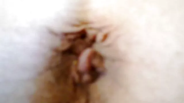 A mature woman seduced a pornodouche pool cleaner and shamelessly fucks with him