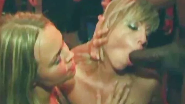 Busty Young Blonde Army Fuck with Field Surgeon porn dans la douche