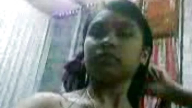 A young girl brings herself to orgasm by squeezing her clitoris with her finger douche de sperme xxx
