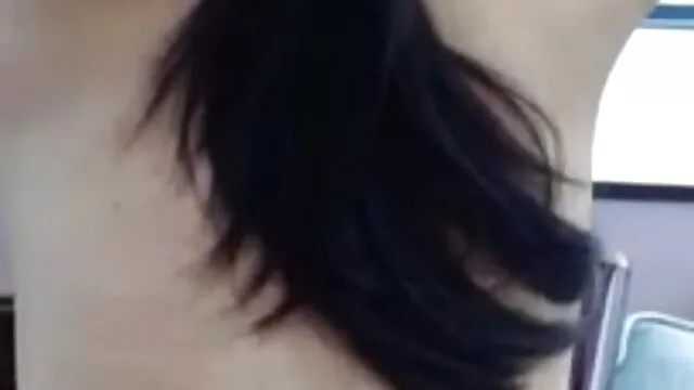 Homemade girl scribbles a wet pussy with a vibrator close-up in front dans la douche porno of a webcam