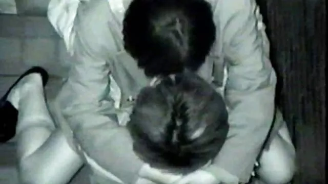 An old woman with a hairy pussy came douche de foutre to a man to fuck