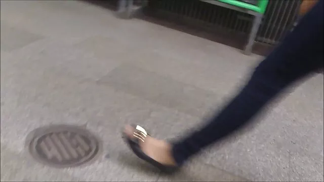 Poor blonde nearly gets torn at British flag by a bunch of hungry porno la douche dicks