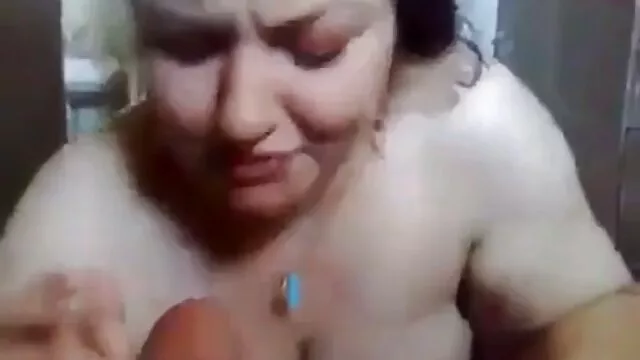 A mature woman showed the guest her house and shamelessly offered a gorgeous fuck porn dans la douche with her