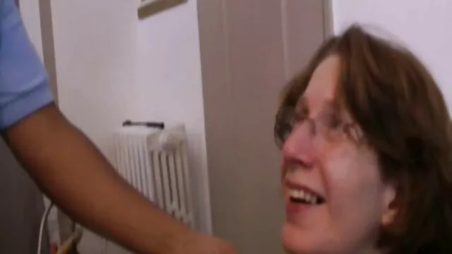 Slutty mature porno dans une douche bitch went to the house with guys and eagerly fucks with them