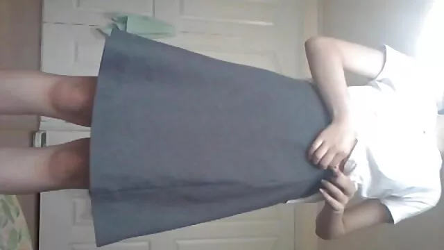 Glamorous Euro girl in leggings sucks video x sous la douche a hahahal bull in an empty apartment
