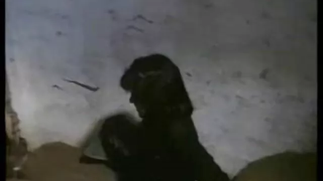 Mature porn star nestles comfortably porno en douche in bed and finger fucks her vagina
